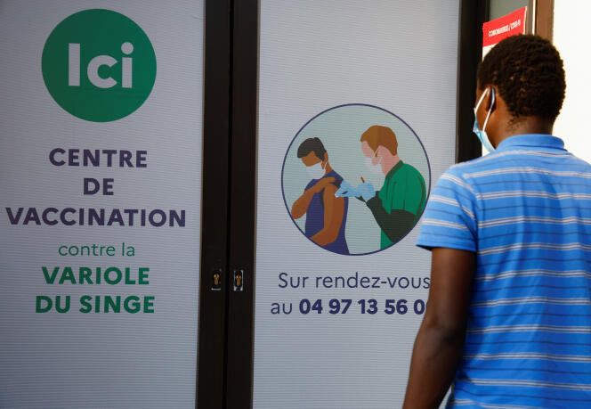 Un homme entre dans un centre de vaccination pour recevoir une dose du vaccin contre la variole du singe, à Nice, le 27 juillet 2022.  