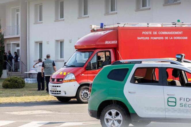 Des policiers travaillent près de l’entrée de l’usine Manuco, qui produit un composé utilisé dans la poudre à canon, après qu’une explosion s’est produite, blessant huit personnes, dont une grièvement, à Bergerac, dans le sud de la France, le 3 août 2022. 