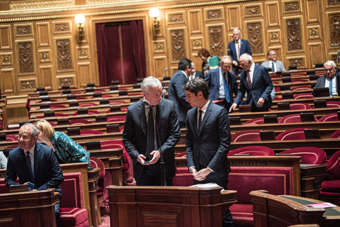 El Ministro de Economía, Bruno Le Maire, dialoga con el Ministro Delegado a cargo de las Cuentas Públicas, Gabriel Attal, durante los debates en torno a la reforma del proyecto de ley de finanzas para 2022 en el Senado, el 1 de agosto de 2022.