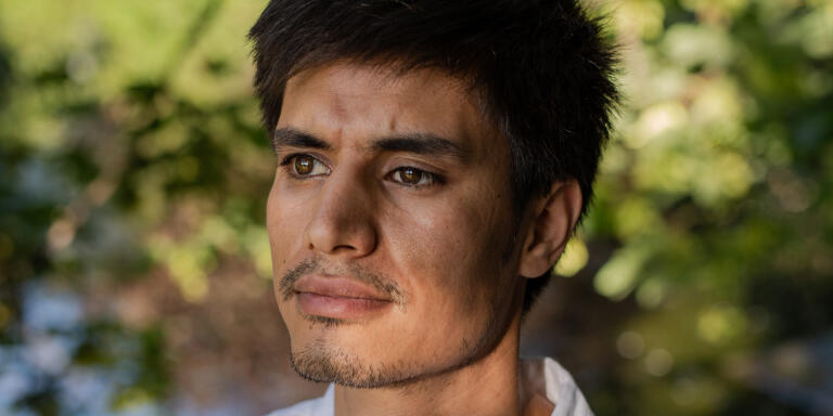 Portrait de Ramin Mazhar, 26 ans, poète et journaliste afghan réfugié en France depuis un an, à la suite de la prise de pouvoir des talibans. A Paris, le 15 juillet.