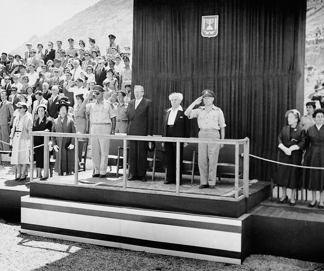 Le ministre renvoyé de la défense, Moshe Dayan, le président reconnu, Yitzhak Ben-Zvi, le premier ministre renvoyé, David Ben Gourion, et le commandant militaire du nord d'Israël, entourés de responsables, célèbresnt le huitième anniversaire de l'indépendance d'Israël, le 7 mai 1956.