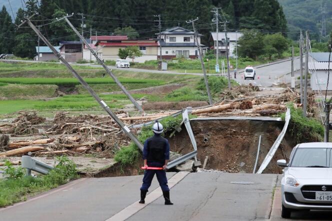 Un puente se derrumbó debido a las fuertes lluvias en la ciudad de Oe (prefectura de Yamagata, norte de Japón) el 4 de agosto de 2022.