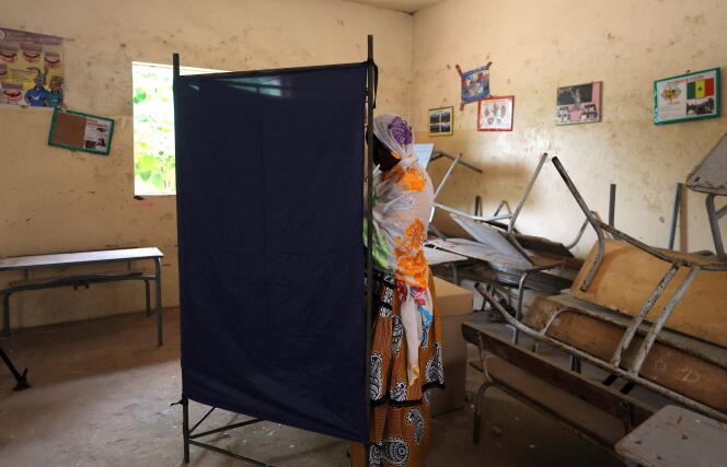 Dans un bureau de vote de Pikine, dans la banlieue de Dakar, le 31 juillet 2022.