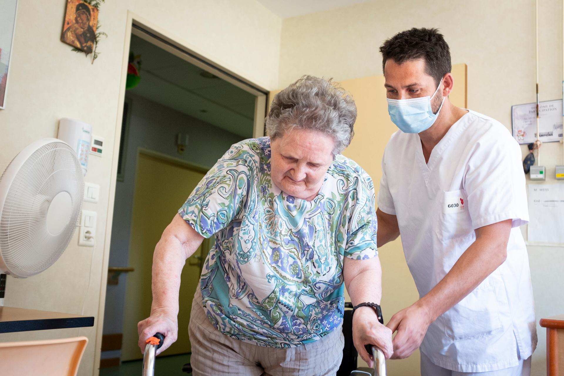 Agnès Weiss, 88 ans, s'apprête à aller à sa séance de rééducation, à Mulhouse, le 18 juillet 2022.