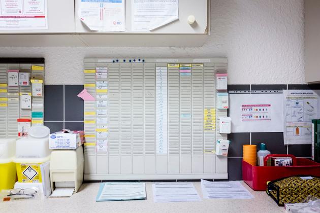 Planning mural dans une salle de soins du pôle de gériatrie du GHR de Mulhouse et Sud-Alsace, le 18 juillet 2022.