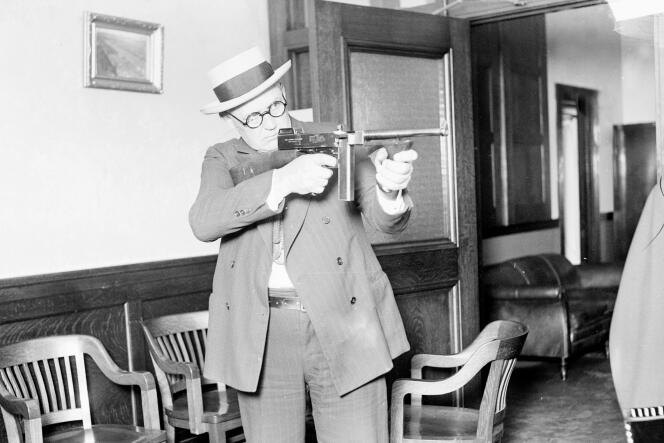 Le lieutenant de police William Shoemacher tenant un pistolet mitrailleur Thompson, surnommé « Tommy gun », à Chicago (Illinois), vers 1926. 