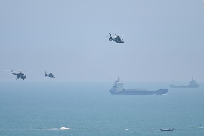 Des hélicoptères militaires chinois survolent l’île de Pingtan (Chine), en direction de Taïwan, le 4 août.