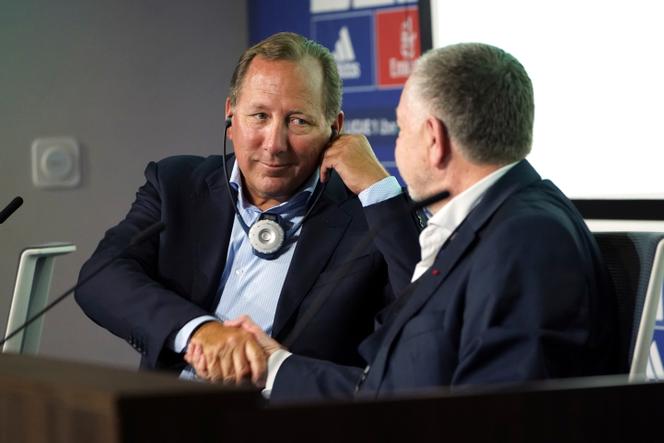 L’homme d’affaires américain John Textor (à gauche) et Jean-Michel Aulas (de dos), le président de l’Olympique lyonnais, lors de l’annonce du projet de cession du club de Ligue 1, à Lyon, le 21 juin 2022.