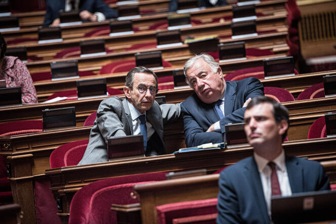 The president of the LR group, Bruno Retailleau, on the left, discusses with the president of the Senate, Gerard Larcher, on the right, on August 1, 2022, during the discussion, in the Senate, of the amending finance bill for 2022.