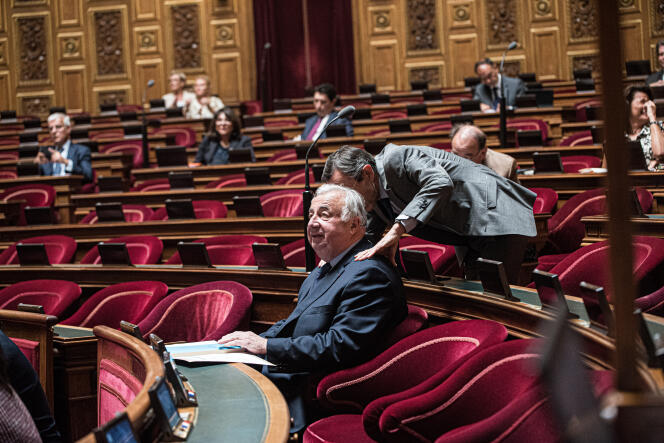Discusión, en el Senado, del proyecto de ley de modificación de las finanzas para 2022. El presidente del grupo Les Républicains au Sénat, Bruno Retailleau, discute a espaldas del presidente del Senado, Gérard Larcher, el 1 de agosto de 2022.
