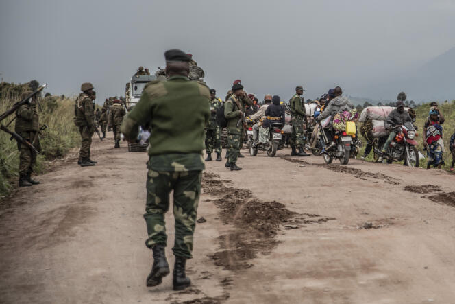 Sur la route près de Kibumba, en République démocratique du Congo, des gens fuient les combats entre les forces congolaises et les rebelles du M23 au Nord-Kivu, le 24 mai 2022.