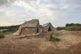 Super-Cayrou, cabane en pierres sèches sur le chemin du GR de Compostelle, réalisée par Encore Heureux en 2020, à Gréalou (Lot).