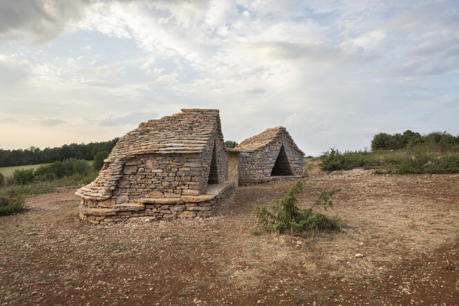 Super-Cayrou, dry stone hut on the GR de Compostela path, made by Encore Joyeux in 2020, in Gréalou (Lot).