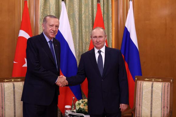 Emmanuel Macron Emmanuel Macron Le président turc, Recep Tayyip Erdogan, et le président russe, Vladimir Poutine, lors de leur rencontre à Sotchi, le 5 août 2022.
