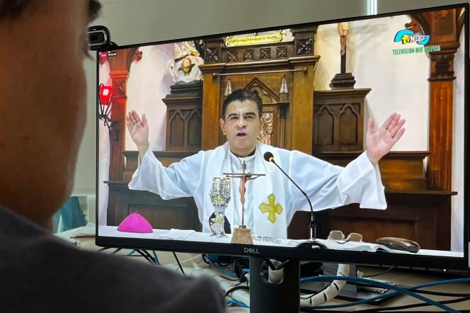 Un homme regarde la messe de Mgr Rolando Alvarez via Facebook à Matagalpa, au Nicaragua, le 5 août 2022.