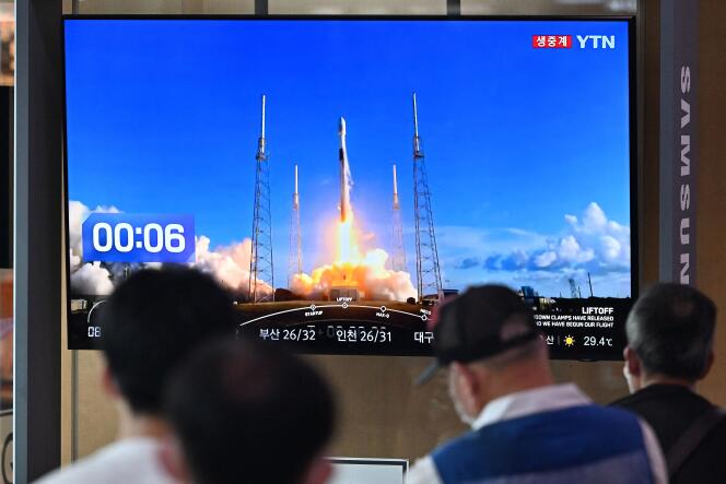 Użytkownicy metra w Seulu oglądają przed ekranem start Danuri zmierzający na Księżyc, 5 sierpnia 2022 r.