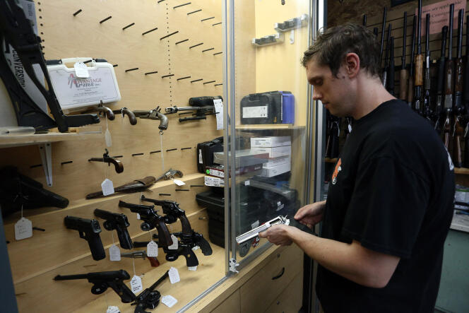 Une arme de poing Ruger GP100, calibre 357 Magnum, prise dans la vitrine d’un magasin, le 3 juin 2022 à Ottawa, au Canada.