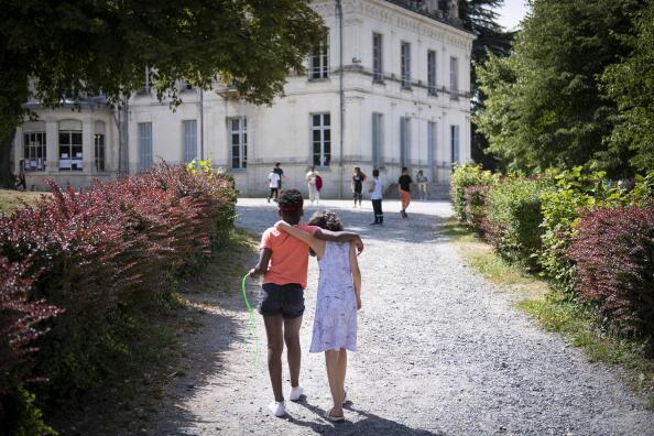 Pour Le Monde, reportage à Saint-Cyran du Jambot (Indre), le jeudi 28 juillet 2022, sur le séjour intercommunal des communes d'Epinay-sous-Sénart, Boussy-Saint-Antoine, Quincy-sous-Sénart, et Varennes-Jarcy. Ici, deux jeunes filles rejoignent le réfectoire.