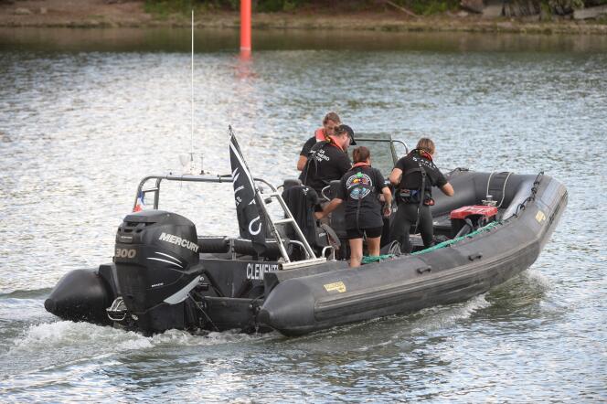Des membres de l’ONG Sea Shepherd recherchent un béluga repéré alors qu’il remontait la Seine, près d’une écluse, à Courcelles-sur-Seine (Eure), le 5 août 2022.