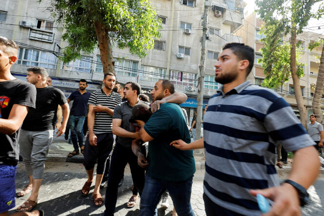 Une personne blessée est assistée après une explosion, à la suite de frappes israéliennes, dans la ville de Gaza, le 5 août 2022.