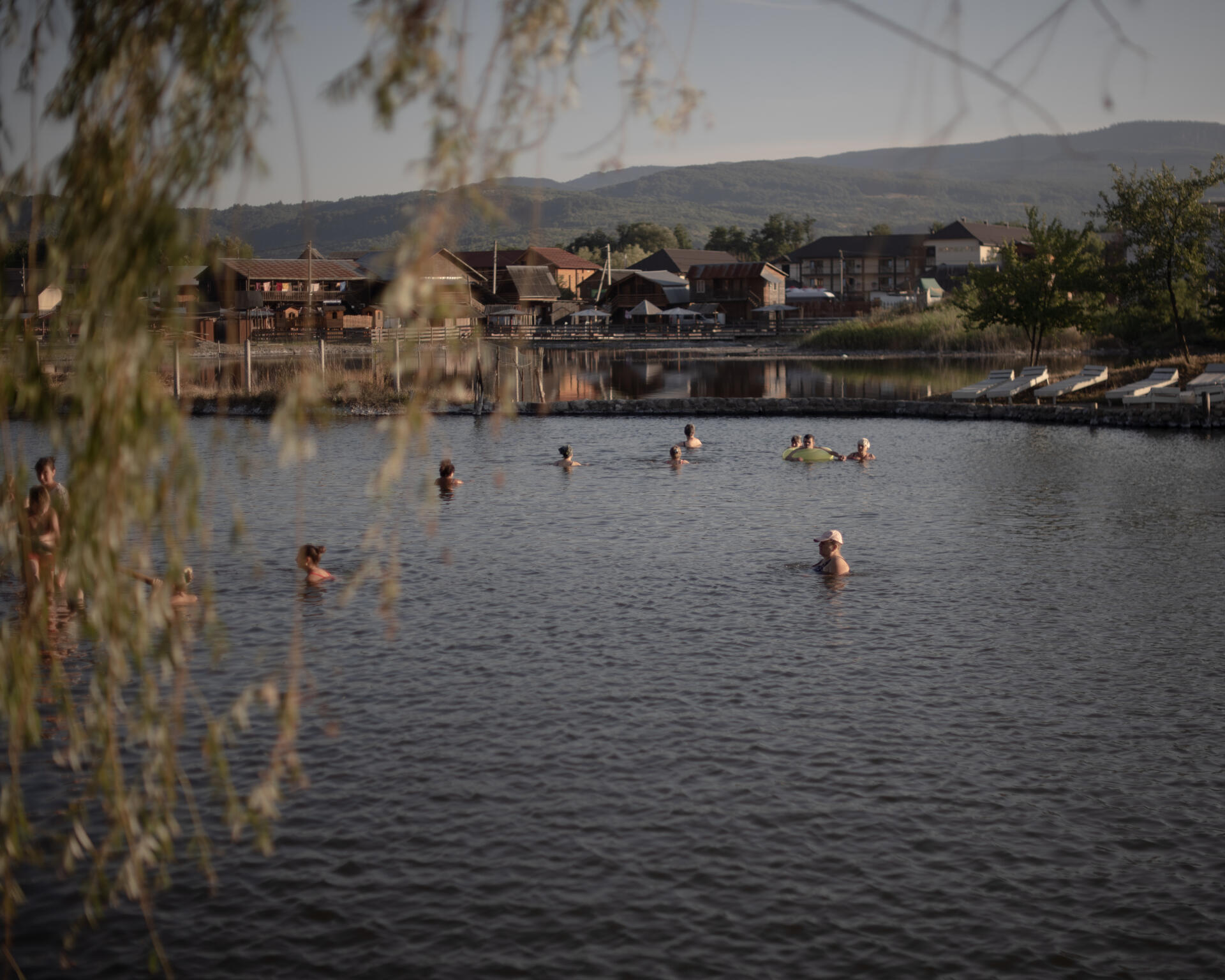 Turistas en un lago salado cuya agua se dice que tiene muchas virtudes, en Solotvino, Ucrania, el 26 de julio de 2022.