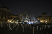 La pyramide du Louvre, à Paris, avant qu’elle ne soit éteinte dans le cadre d’une campagne environnementale, le 26 mars 2022. 