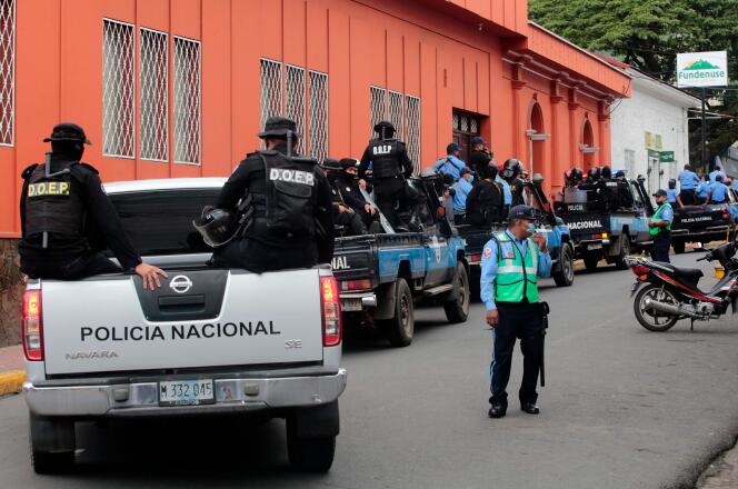 Des forces de police patrouillent et empêchent l’évêque Mgr Rolando Alvarez et les prêtres qui l’accompagnent de quitter le siège épiscopal, à Matagalpa, au Nicaragua, le 4 août 2022.