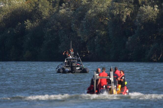Des membres de Sea Shepherd France et des pompiers tentent de sauver un béluga de quatre mètres de long qui s'est perdu dans la Seine près de Courcelles-sur-Seine le 5 août 2022.