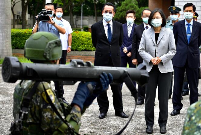 Un soldat montre le maniement d’un lance-roquettes antichars devant la présidente taïwanaise Tsai Ing-wen, au quartier général de la police militaire à Taipei, le 26 mai 2020.