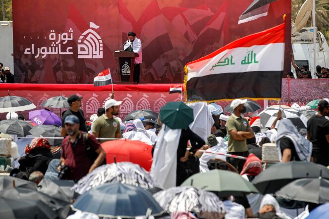 Des dizaines de milliers de partisans de Moqtada Al-Sadr ont tenu la traditionnelle prière du vendredi dans la « zone verte » ultra-sécurisée à Bagdad, le 5 août 2022.