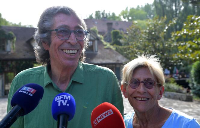 Patrick Balkany et Isabelle Balkany devant la presse à Giverny, dans l’Eure, vendredi 5 août 2022.