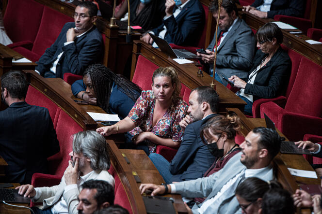La présidente du groupe LFI, Mathilde Panot discute avec le député LFI, Manuel Bompard, à l’Assemblée nationale à Paris, le 11 juillet 2022.
