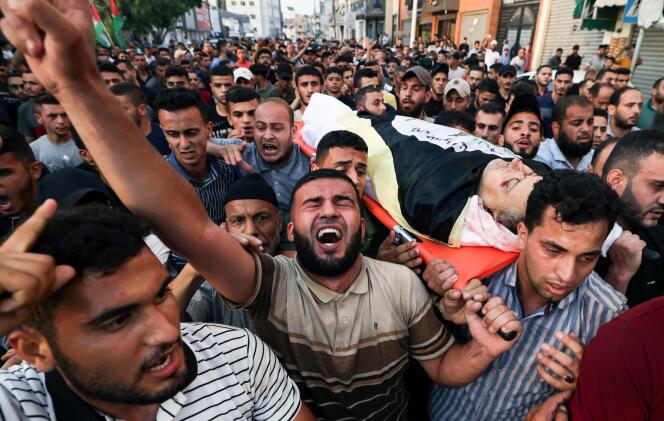Des Palestiniens en deuil portent le corps de victimes tuées plus tôt lors d’une frappe aérienne israélienne, dans la ville de Gaza, le 5 août 2022.