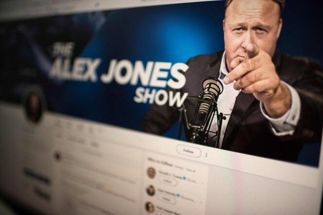 Un navigateur Internet ouvert sur la page de l’émission complotiste The Alex Jones Show, en 2018. 