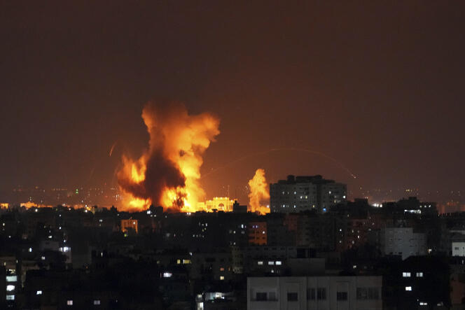 La fumée monte à la suite des frappes aériennes israéliennes sur un immeuble de la ville de Gaza, le vendredi 5 août 2022.