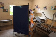 Dans un bureau de vote à Pikine, à la périphérie de Dakar (Sénégal), le 31 juillet 2022, jour des élections législatives.