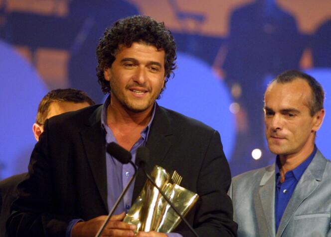 Piosenkarz Daniel Levy (z lewej) przemawia u boku spikera MTV Raya Coxa podczas 16. Victoires de la Musique, 17 lutego 2001 r. na scenie olimpijskiej w Paryżu, po otrzymaniu... 