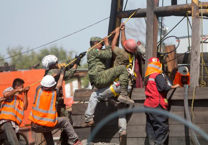Soldaten en reddingswerkers werken om tien mijnwerkers te redden die sinds woensdag vastzitten in een kolenmijn nadat deze is ingestort, in Agujeta in de stad Las Sabinas, Mexico, 5 augustus 2022.