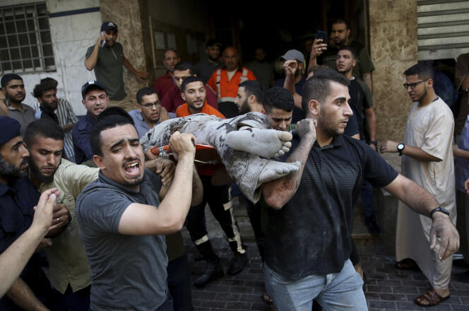 A Gaza, des hommes portent le corps de Tayssir Al-Jabari, commandant du Jihad islamique, tué lors de frappes aériennes israéliennes sur son appartement dans la ville de Gaza, vendredi 5 août 2022.