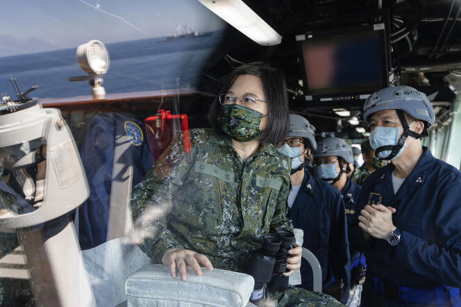 La présidente taïwanaise, Tsai Ing-wen, à bord d’un navire de la marine lors de l’inspection des exercices annuels Han Kuang à Taïwan, le 26 juillet 2022.