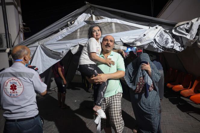 Palestyńczycy zabierają ranną dziewczynę do szpitala po izraelskim nalocie na południową Gazę 6 sierpnia 2022 r.