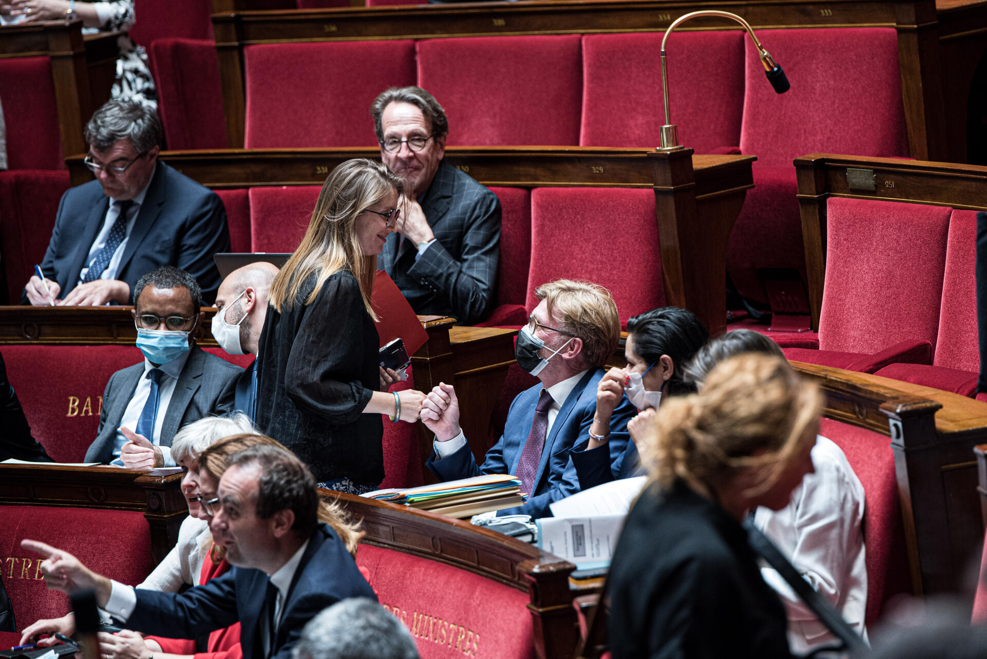 La présidente du groupe Renaissance, Aurore Bergé, salue le ministre de l’agriculture, Marc Fesneau, à l’Assemblée nationale, le 11 juillet 2022.