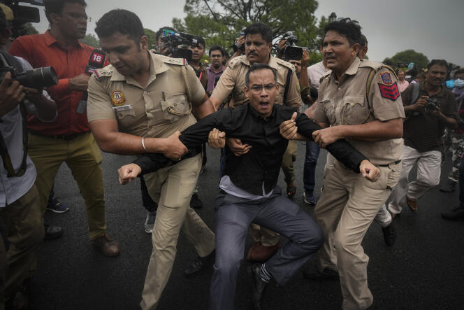 El líder del partido de oposición, Gaurav Gogoi, es detenido por la policía durante una protesta en Nueva Delhi, India, el viernes 5 de agosto de 2022. 