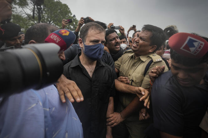 Des policiers détiennent le député Rahul Gandhi pendant une manifestation, à New Delhi, en Inde, le 5 août 2022.