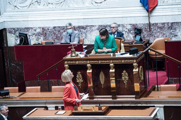 The LR MP for Orne, Véronique Louwagie, greets the president of the session, Valérie Rabault, before taking the floor. At the Assemblée Nationale, on July 22, 2022.