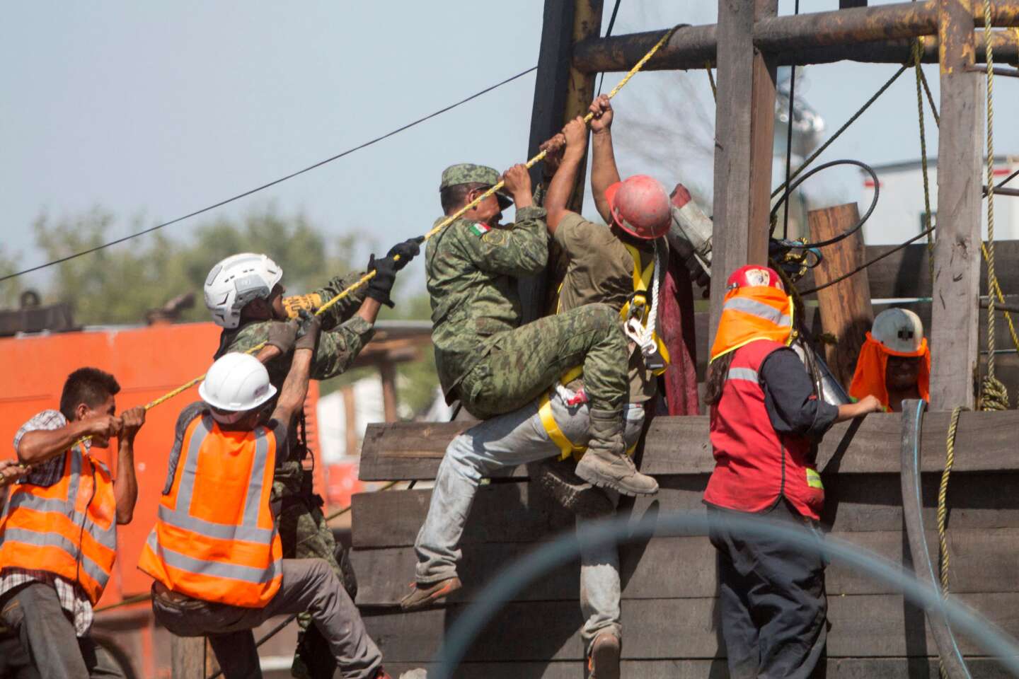 En México, diez mineros atrapados bajo tierra durante varios días