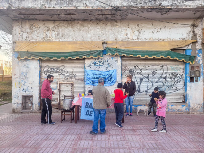 Un goûter est distribué aux enfants du quartier de Malvinas Argentinas et à leur famille par l’organisation « Barrios de Pie » dans la province de Buenos Aires, le 19 mai 2022.