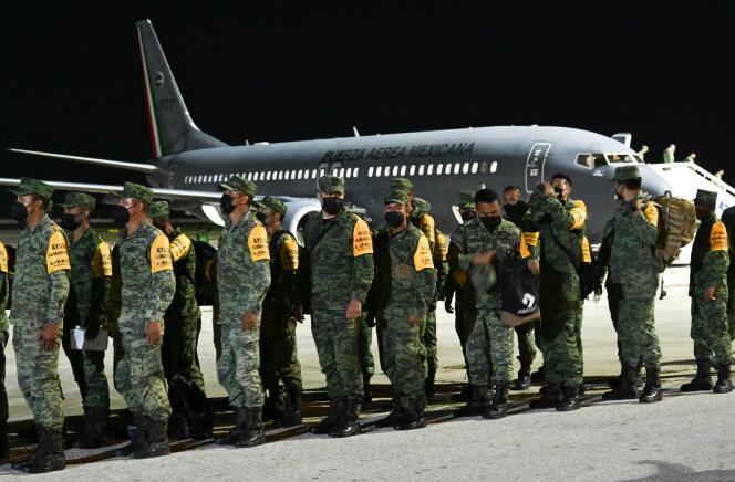 Μια ομάδα Μεξικανών στρατιωτών αποβιβάζεται στο αεροδρόμιο Juan Gualberto Gomez, στην επαρχία Matanzas, το Σάββατο 6 Αυγούστου 2022. 
