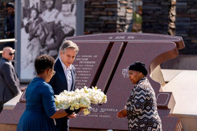 Le secrétaire d’État américain Antony Blinken et Antoinette Sithole (à droite), la sœur de feu Hector Pieterson, tué par la police il y a trente ans, déposent une gerbe au mémorial Hector-Pieterson,  à Soweto, en Afrique du Sud, le 7 août 2022.  