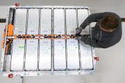 Recyclage d’une batterie à l’usine Volkswagen de Salzgitter, en Allemagne, le 18 mai 2022.